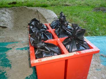 FüllFux Vorrichtung zum Füllen von Sandsäcken rot, inkl. 100 Stück Sandsäcke